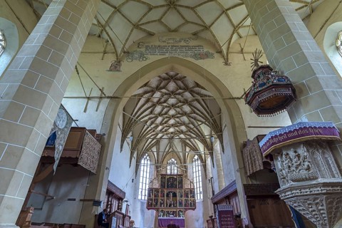 Net vault and late Gothic winged altar in the three-nave hall church, Birthälm fortified church,