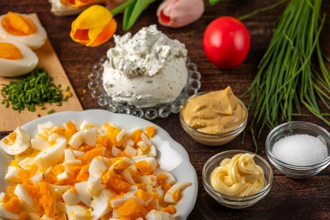 Ingredients for egg cream, such as cream cheese, sliced eggs and chives