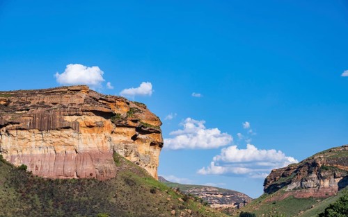 Grassland with sandstone cliffs and cliffs, landscape in Golden Gate Highlands National Park, Free