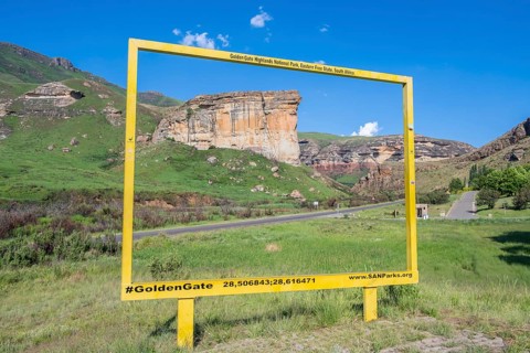 Brandwag Buttress, grassland with sandstone cliffs and cliffs, landscape in Golden Gate Highlands