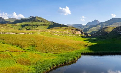 Langtoon Dam, reservoir, grassland with sandstone cliffs and cliffs, landscape in Golden Gate