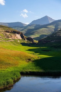 Langtoon Dam, reservoir, grassland with sandstone cliffs and cliffs, landscape in Golden Gate