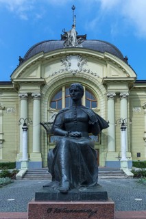 Statue of Ukrainian National Poet Olga Kobyljanska, in the back the Olha-Kobylianska Theatre,