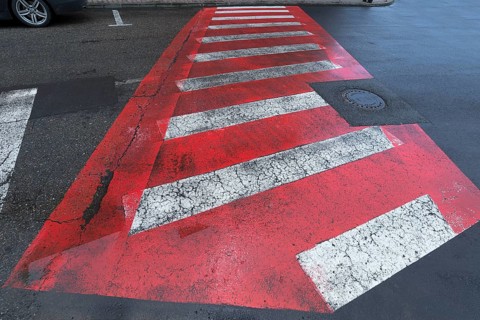 Red and white zebra stripes when it rains, Medias, Bulgaria
