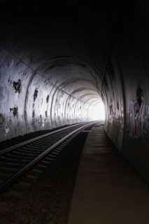 A railway tunnel with a light at the end and dark walls, fire brigade exercise at the Hermann Hesse