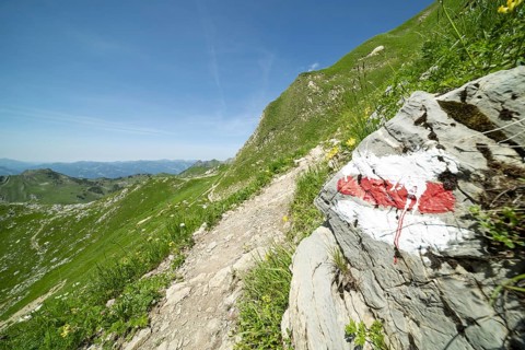Trail marker on the Laufbacher-Eckweg, a demanding high-altitude hiking trail from Höfatsblick