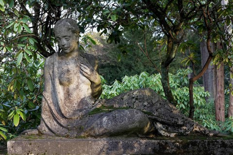 Grave sculpture of a woman with bare upper body by sculptor Rudolf Zieseniss, Grrabstätte Schade