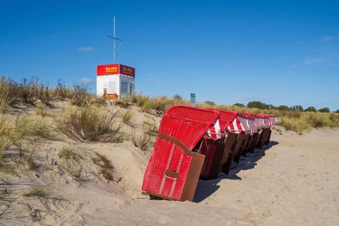 Red beach chairs next to each other on a sandy beach, DLRG Wasserrettung, Lobbe, Mönchgut, Rügen,