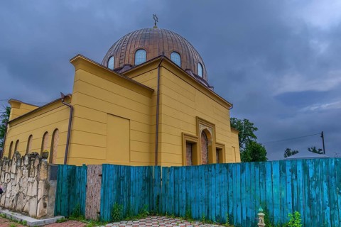 Destroyed synagogue under reconstruction, Jewish cemetery, since 1866, Czernowicz, Ukraine