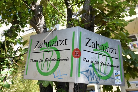 Sign at a dental practice on the Landwehr Canal in Kreuzberg, also the dental practice notice