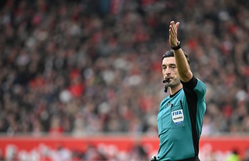 Referee Florian Badstübner gesture gesture soccer Bundesliga, MHPArena, MHP Arena Stuttgart,