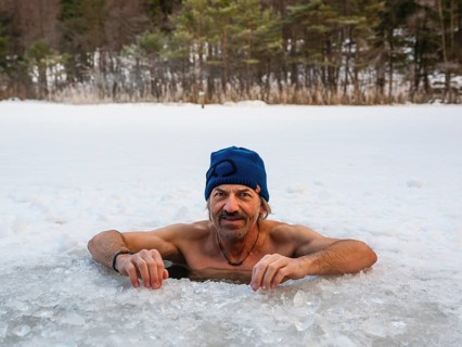 Man with cap, 55, ice bathing in an ice hole, Thumsee, Bad Reichenhall, Berchtesgadener Land, Upper