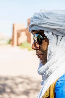 Traditionally dressed Berber, Merzouga, Meknès-Tafilalet region, Erg Chebbi, northern Sahara,