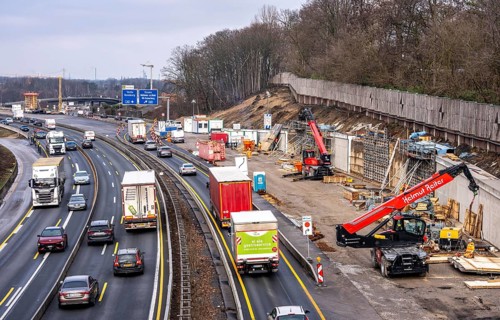 A3 motorway at the Duisburg-Kaiserberg interchange, constricted lanes, heavy traffic, complete