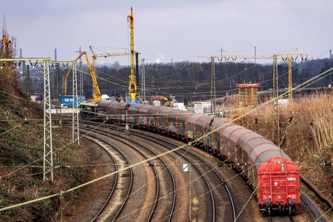Freight train on the railway line at the Duisburg-Kaiserberg motorway junction, constricted lanes,