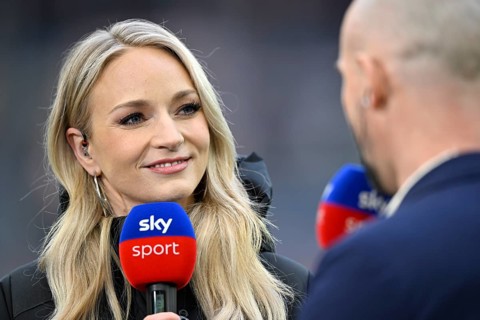 SKY presenter reporter Katharina Kleinfeldt, portrait in interview microphone micro logo with