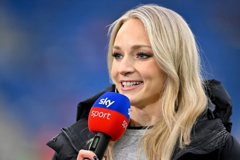 SKY presenter reporter Katharina Kleinfeldt, portrait in an interview microphone micro logo smiles,