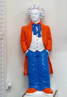 Beethoven figure in the colors blue, orange and white, the colors of the Deutsches Museum Bonn in