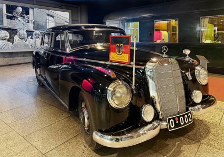 Adenauer's Mercedes 300 with saloon car 10205, historical film in the background, House of History,