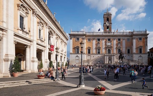Palazzo Nuovo, equestrian statue of Marcus Aurelius in front of the Senatorial Palace (Palazzo