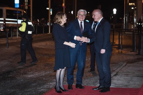 Frank-Walter Steinmeier and woman Elke Büdenbender are welcomed by Kai Wegner on arrival for dinner