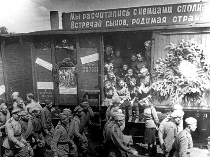 Withdrawal of Soviet soldiers from Berlin, Germany, June 1945