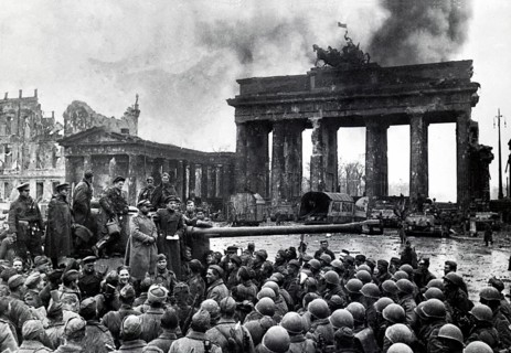 2.5.1945, the poet Yevgeny Aronovich Dolmatowski gives a speech for the Soviet soldiers in front of