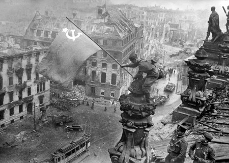 Auf dem Berliner Reichstag, 2. Mai 1945, drei sowjetische Soldaten hissen die Flagge der
