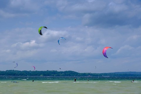 Surfer, Kite Surfer, Wind am Starnberger See, Ostseite, Fünfseenland, Upper Bavaria, Bavaria,