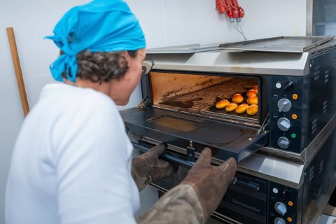 Baker opens oven to take out freshly baked rolls, bake rolls, Haselstaller Hof, Gechingen, Germany