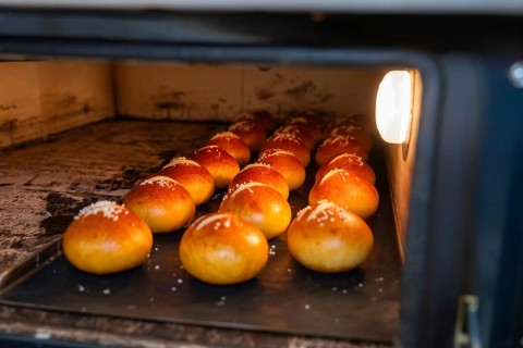 Bake pretzel rolls with salt in an oven, golden brown crust, bake rolls, Haselstaller Hof,