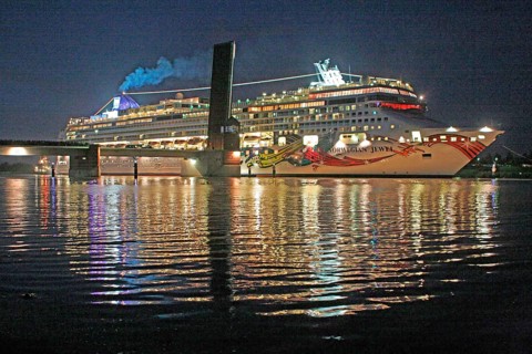 Jann-Berghaus-Brücke, Leer, passage, Norwegian Jewel, new building, 2005, Jewel class, Meyer Werft,