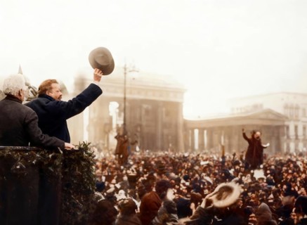 Friedrich Ebert greets returning German soldiers, as they pass through the Brandenburger Gate in