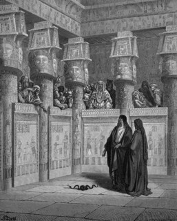 The Egyptian plagues, Moses in front of the Pharaoh, miracle, Aaron's staff becomes a snake, story,