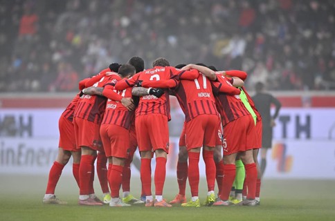 Team building, circle of the team in front of the start of the game 1. FC Heidenheim, soccer