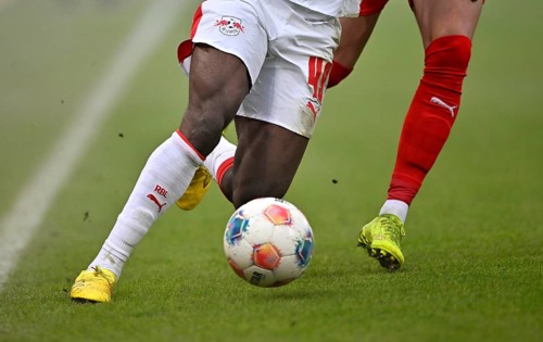 Feature Detail Football legs duel, action Yan Diomande RasenBallsport Leipzig RBL (49) vs Mathias