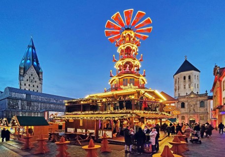 Christmas market with mulled wine pyramid on the market with St. Ulrich Cathedral and Gaukirche in