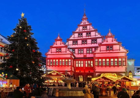 Weser Renaissance style town hall with Christmas market on Town Hall Square, Rathausplatz,