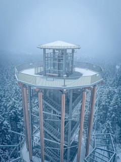 A snow-covered treetop trail with views of the snow-covered landscape, Himmelsglück observation