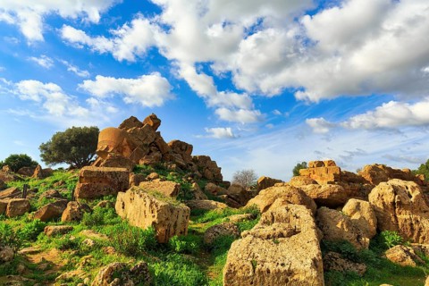 Rubble field, destruction, ruins, temple of Olympian Zeus with display board, Telamon, Cumulus,