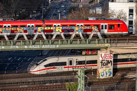 Trains on the line, platform tracks in front of Cologne-Messe/Deutz station, ICE long-distance