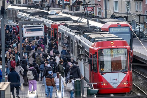 Tram stop Bahnhof Deutz/Lanxess Arena in Cologne-Deutz, rush hour in the afternoon, full platforms,