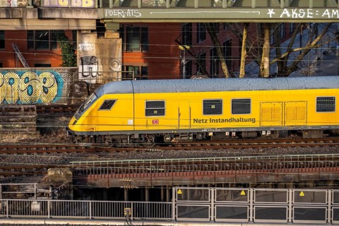 Train on the line, platform tracks in front of Cologne-Messe/Deutz station, route measurement by a