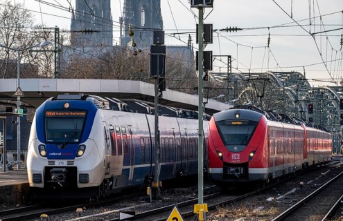 Train on the line, platform tracks in front of Cologne-Messe/Deutz station, S-Bahn, empty journey