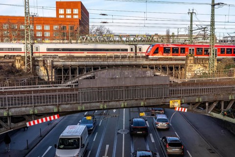 ICE and S-Bahn train on the line, railway bridge over Deutz-Mülheimer-Straße, more than 10 tracks