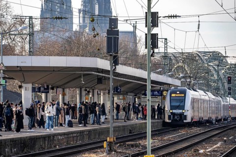 Passengers on the platform, regional train at Cologne-Messe/Deutz station, 2nd largest train