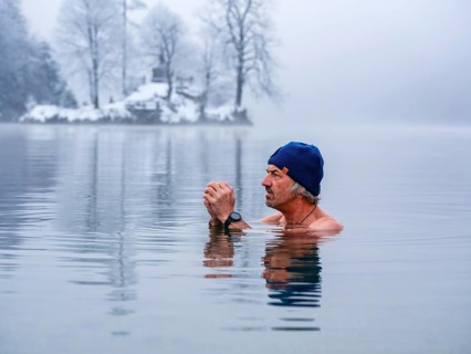 Man with cap, 55, ice bathing, including winter bathing in Königssee, Schönau am Königssee,