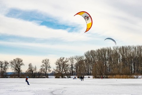 Skating on the ice of Lake Dümmer, ice skating on winter Dümmer, Eickhöpen, Lembruch, Lower Saxony,