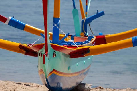 Restored, brightly painted outrigger fishing boats on Sanur beach, Bali, Indönsia