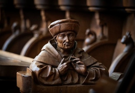 Carved half-figure, man with cap, oak choir stalls for monks' hour prayers, 1493 by Jörg Syrlin the